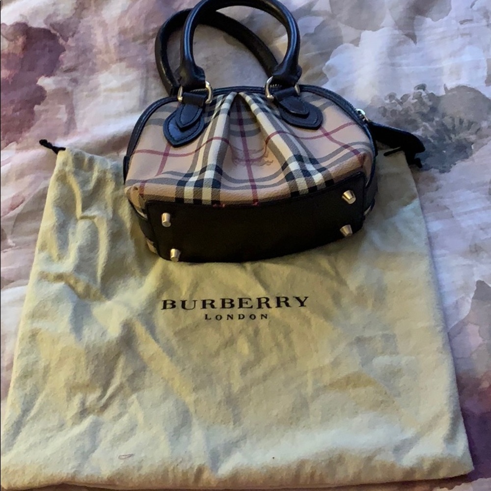 Burberry purse. Barely used. Make an offer